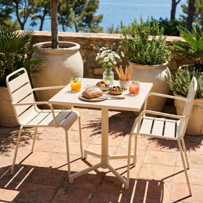 Ensemble table 70 cm et 2 fauteuils de jardin en métal ivoire