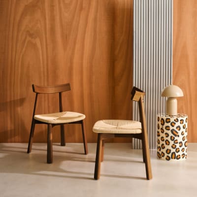 2 chaises scandinaves bois effet noyer et corde beige