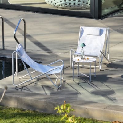 Set de 2 fauteuils relax beige avec table ronde acier