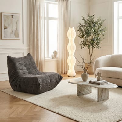 Fauteuil lounge au sol en chenille grise, style rétro chic