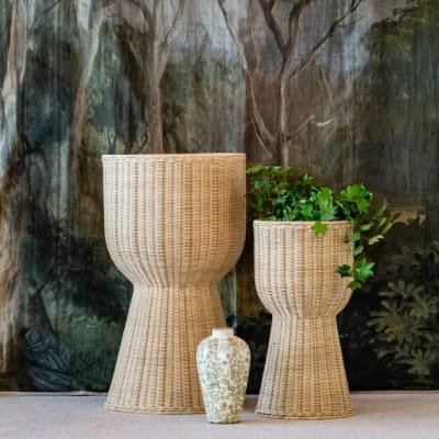 Lot de 2 grands cache pots sur pied en rotin