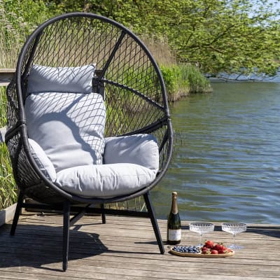 Fauteuil lounge de jardin forme oeuf en métal noir et polyrotin