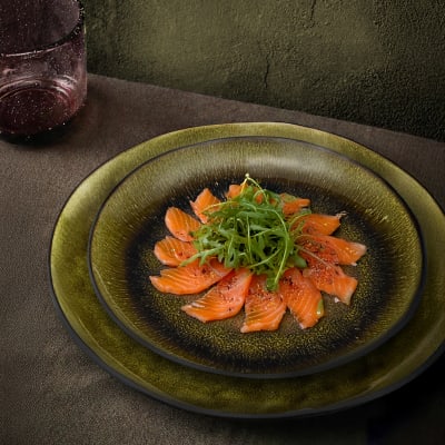 Assiette plate en grès vert olive