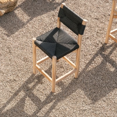 Lot de 4 tabourets bar en teck et rotin noir