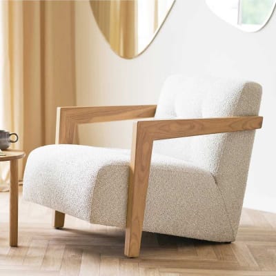 Fauteuil lounge vintage en tissu bouclette beige et accoudoirs en bois