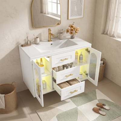 Meuble sous-vasque mural blanc veiné, verre cannelé et éclairage led