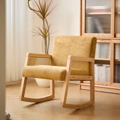 Rocking chair en bois massif, rotin et tissu jaune