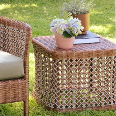Table basse de jardin carrée en résine marron