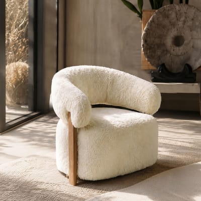 Fauteuil arrondi effet fourrure écru