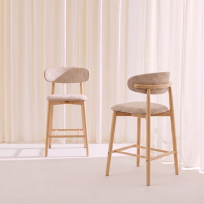 2 tabourets de bar bois naturel et tissu chenille taupe