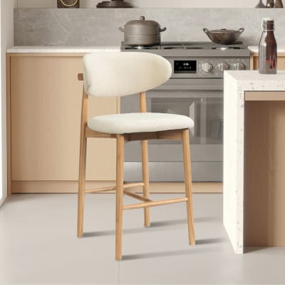 Tabouret en tissu bouclette beige pieds en chêne massif clair