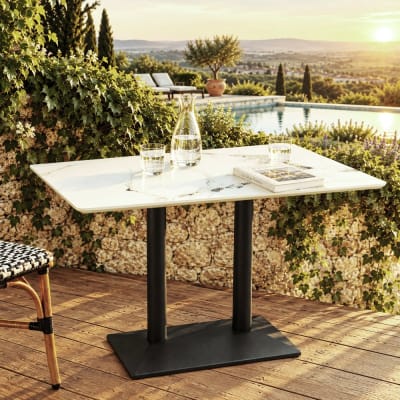 Table bistrot rect. 120x70cm en céramique marbré clair
