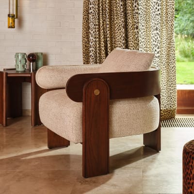 Fauteuil en mindi massif marron et tissu texturé beige chiné